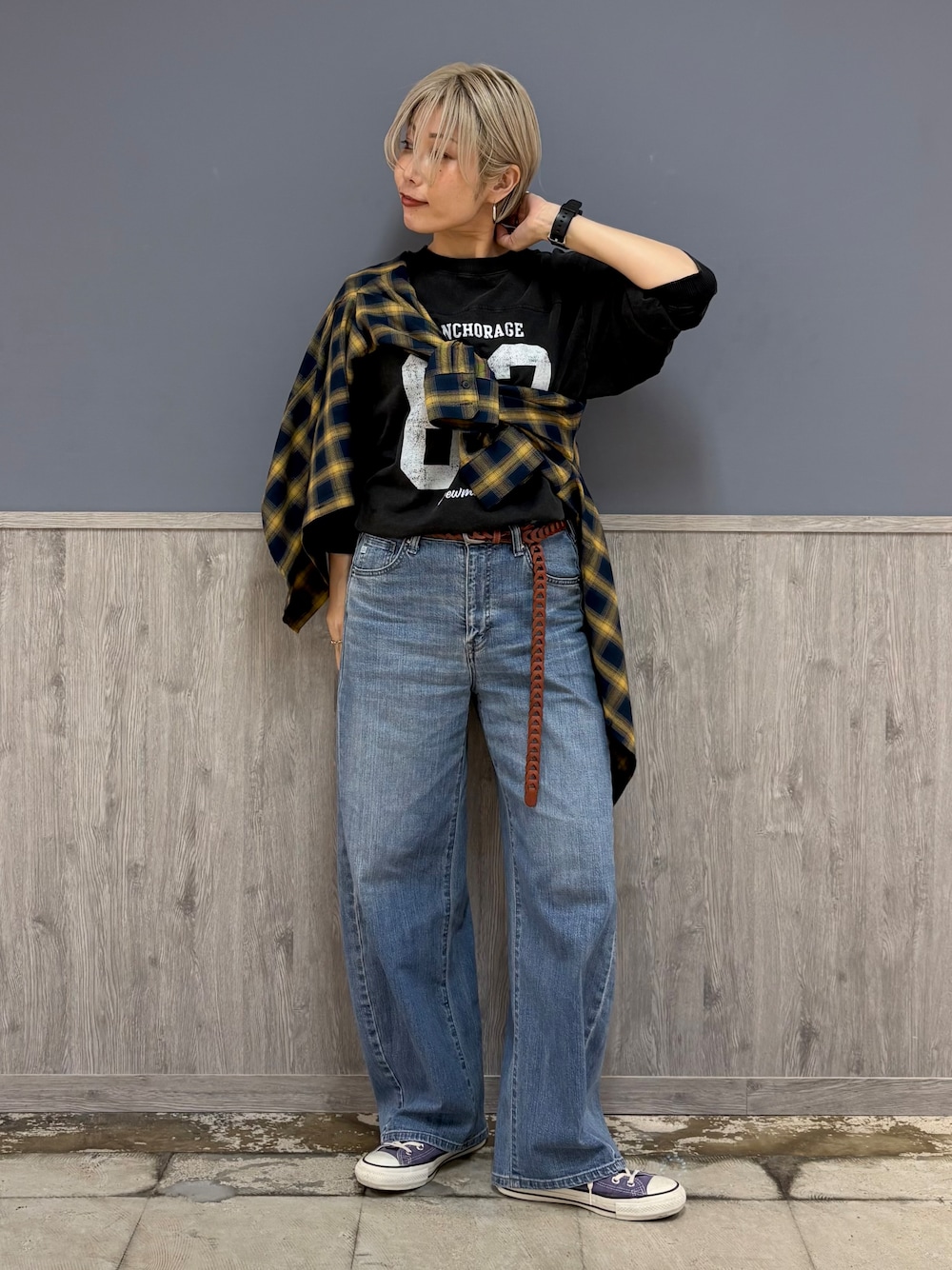 ブルー系のシャツ/ブラウス、グレー系のTシャツ/カットソー、ブルー系のデニムパンツを着用したレディースの秋コーディネートの2枚目の写真