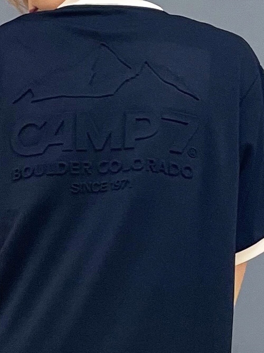 ブルー系のワンピース、シルバー系のバッグ、レッド系のその他パンツを着用したレディースの夏コーディネートの2枚目の写真