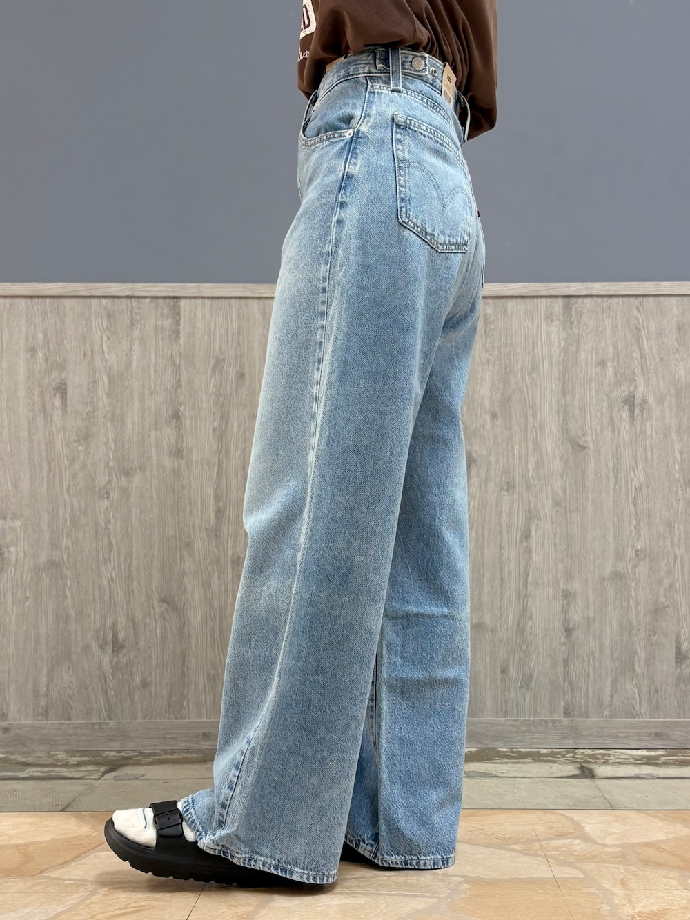 ベージュ系のシャツ/ブラウス、ブラウン系のTシャツ/カットソー、ブルー系のその他パンツを着用したレディースの夏コーディネートの7枚目の写真