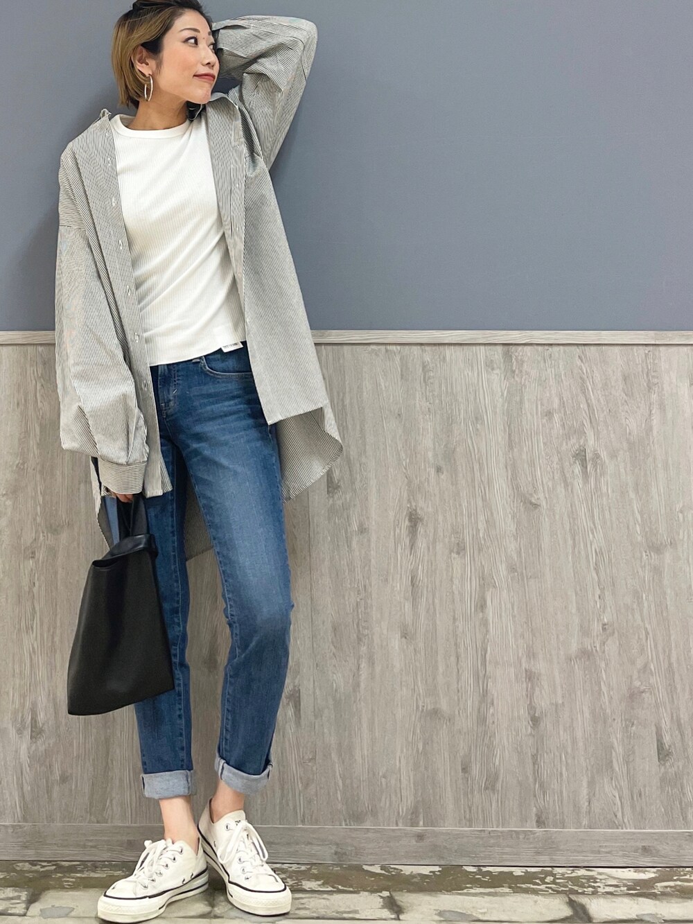 ブルー系のデニムパンツ、ブルー系のシャツ/ブラウス、ホワイト系のTシャツ/カットソーを着用したレディースの春コーディネートの4枚目の写真