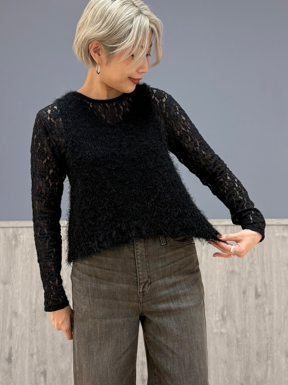 ブラック系のベスト、ブラック系のTシャツ/カットソー、ブラウン系のその他パンツを着用したレディースの秋コーディネートの5枚目の写真