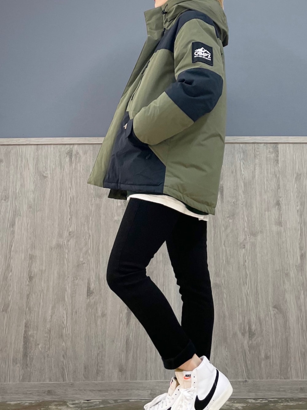 ブラック系のその他パンツ、グリーン系のTシャツ/カットソー、グリーン系のダウンジャケット/コートを着用したレディースの秋コーディネートの2枚目の写真