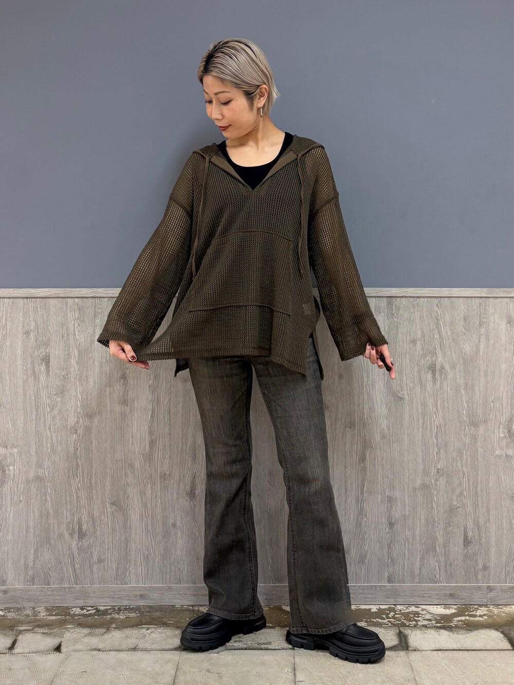 ブラウン系のTシャツ/カットソー、ブラック系のタンクトップ、ブラウン系のその他パンツを着用したレディースの秋コーディネートの3枚目の写真