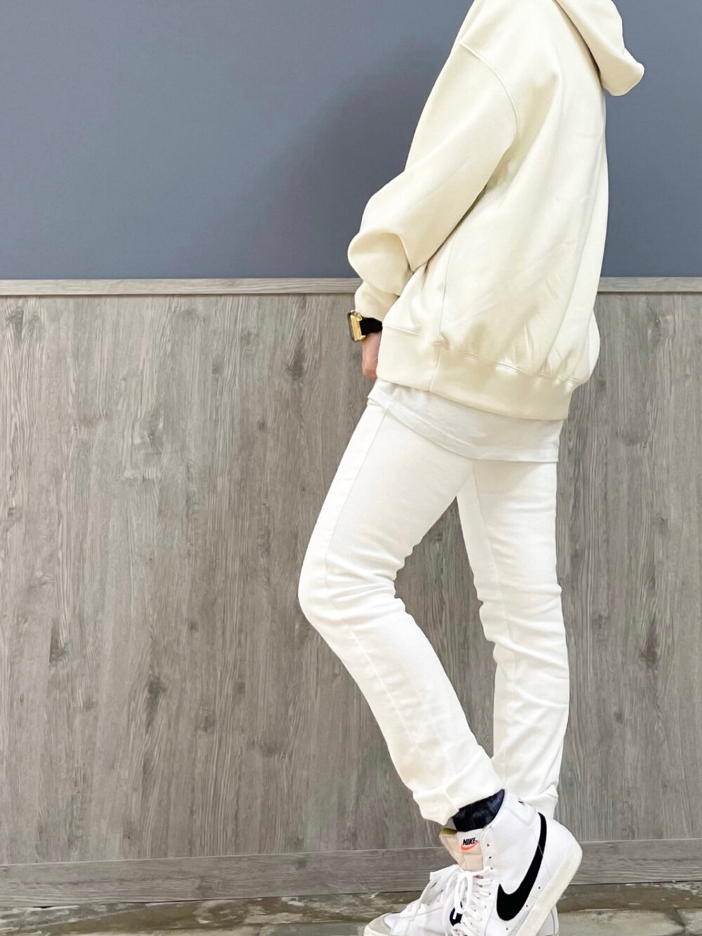 ホワイト系のその他パンツ、ホワイト系のパーカー、ホワイト系のTシャツ/カットソーを着用したレディースの冬コーディネートの2枚目の写真