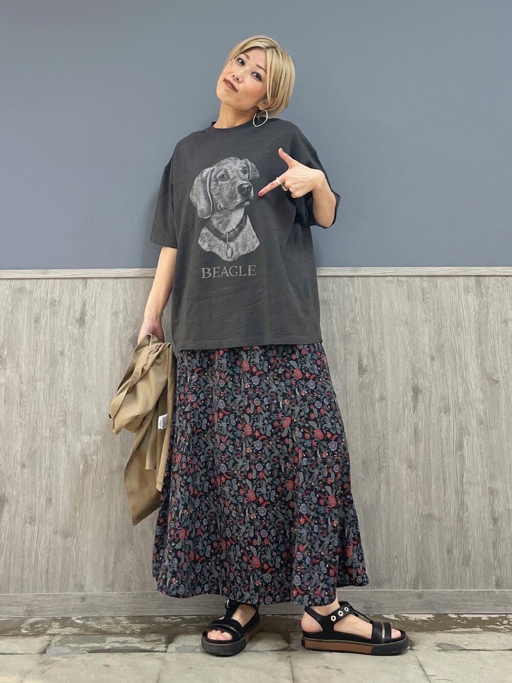 ブラック系のTシャツ/カットソー、ベージュ系のベスト、ブラック系のショルダーバッグを着用したレディースの春コーディネートの4枚目の写真