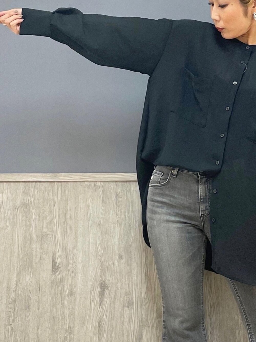 グレー系のデニムパンツ、ブラック系のショルダーバッグ、ブラック系のシャツ/ブラウスを着用したレディースの春コーディネートの2枚目の写真