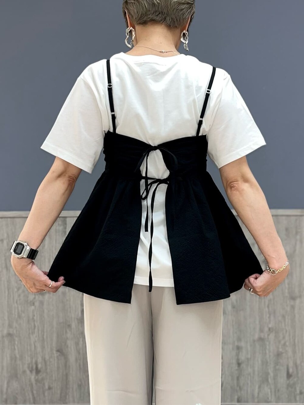 ブラック系のその他トップス、その他のTシャツ/カットソー、ベージュ系のその他パンツを着用したレディースの春コーディネートの6枚目の写真