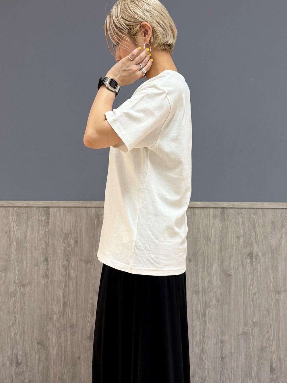 グレー系のテーラードジャケット、ホワイト系のTシャツ/カットソー、ブラック系のスカートを着用したレディースの夏コーディネートの7枚目の写真
