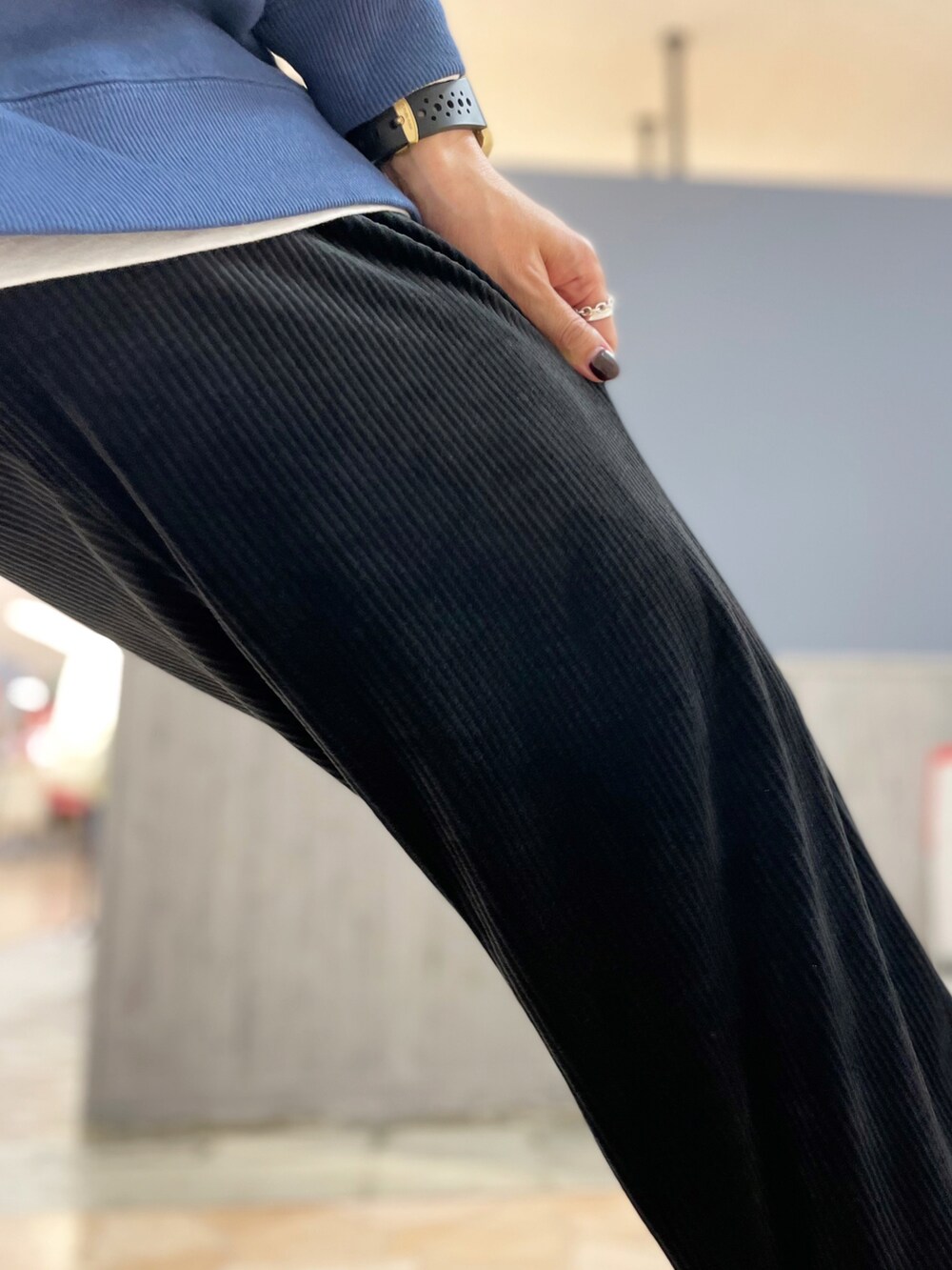 ブラック系のその他パンツ、ブルー系のパーカー、ブラウン系のショルダーバッグを着用したレディースの冬コーディネートの4枚目の写真