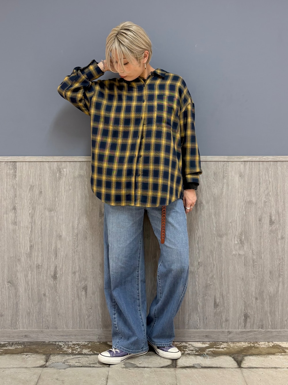 ブルー系のシャツ/ブラウス、グレー系のTシャツ/カットソー、ブルー系のデニムパンツを着用したレディースの秋コーディネートの3枚目の写真