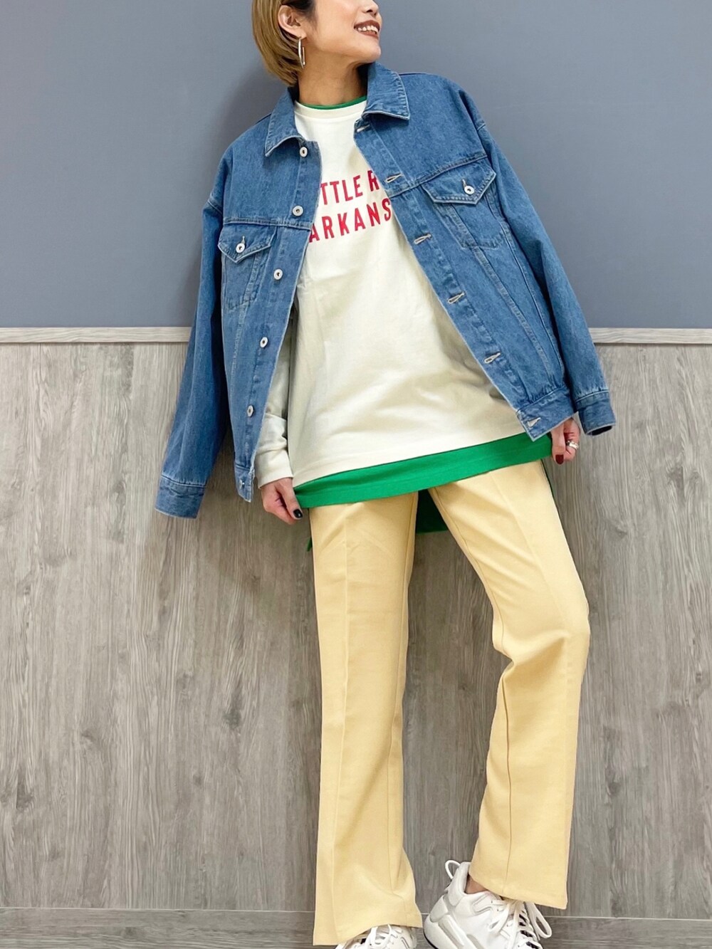 ホワイト系のショルダーバッグ、ブルー系のデニムジャケット、ホワイト系のTシャツ/カットソーを着用したレディースの冬コーディネートの4枚目の写真
