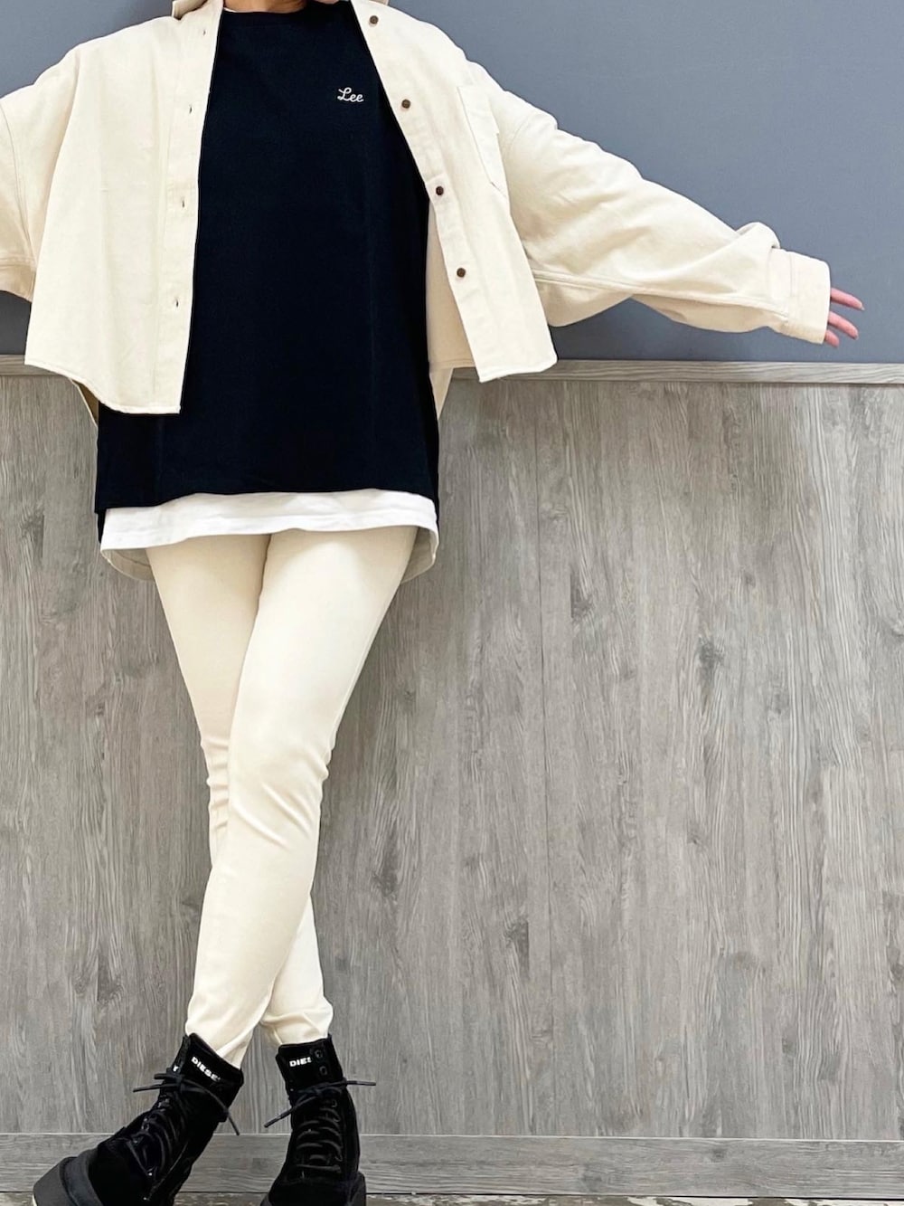 ホワイト系のその他パンツ、ブラック系のトップス、ホワイト系のTシャツ/カットソーを着用したレディースの冬コーディネートの3枚目の写真