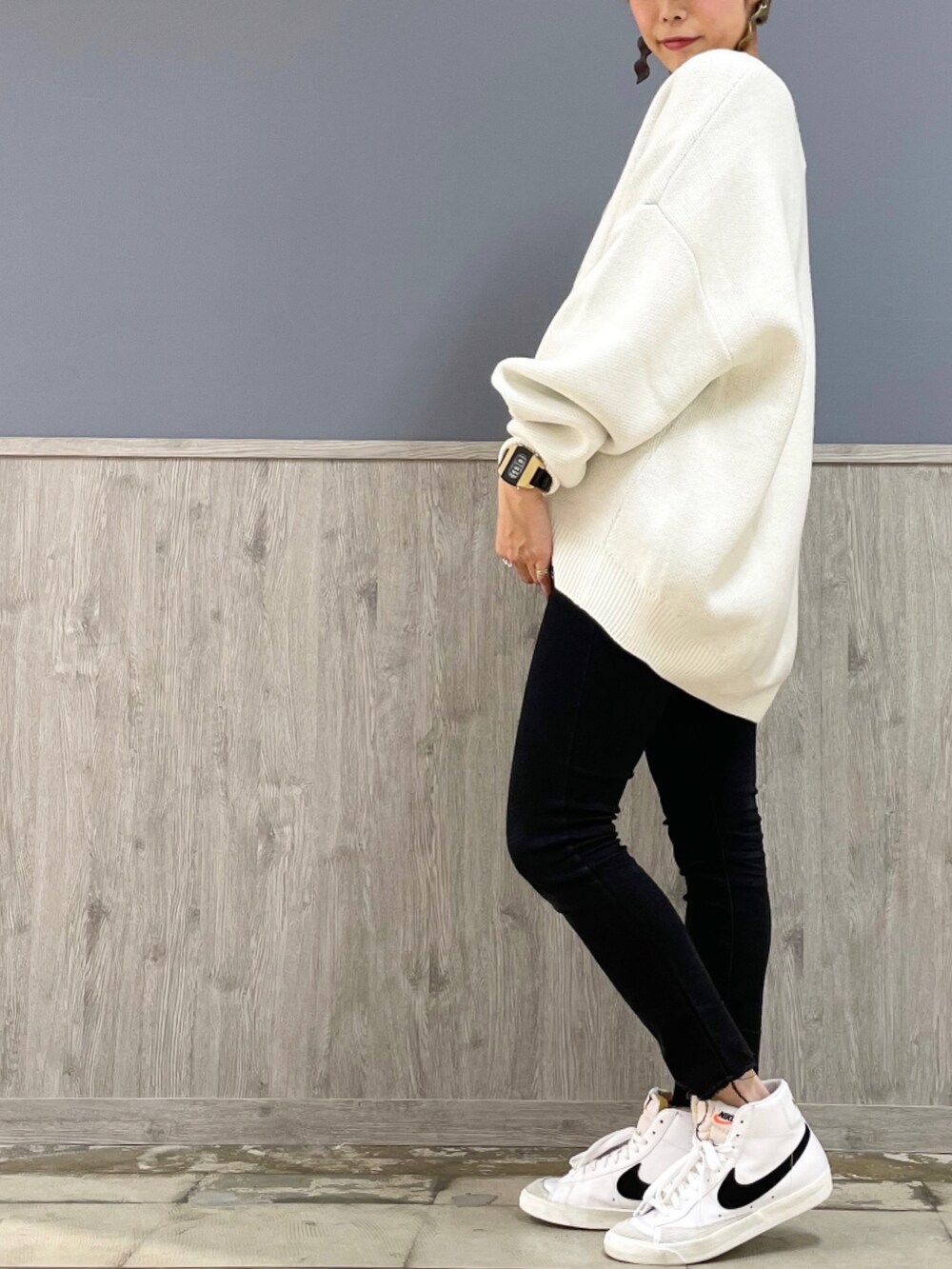 ホワイト系のニット/セーター、ブラック系のデニムパンツ、グレー系のその他アウターを着用したレディースの秋コーディネートの2枚目の写真
