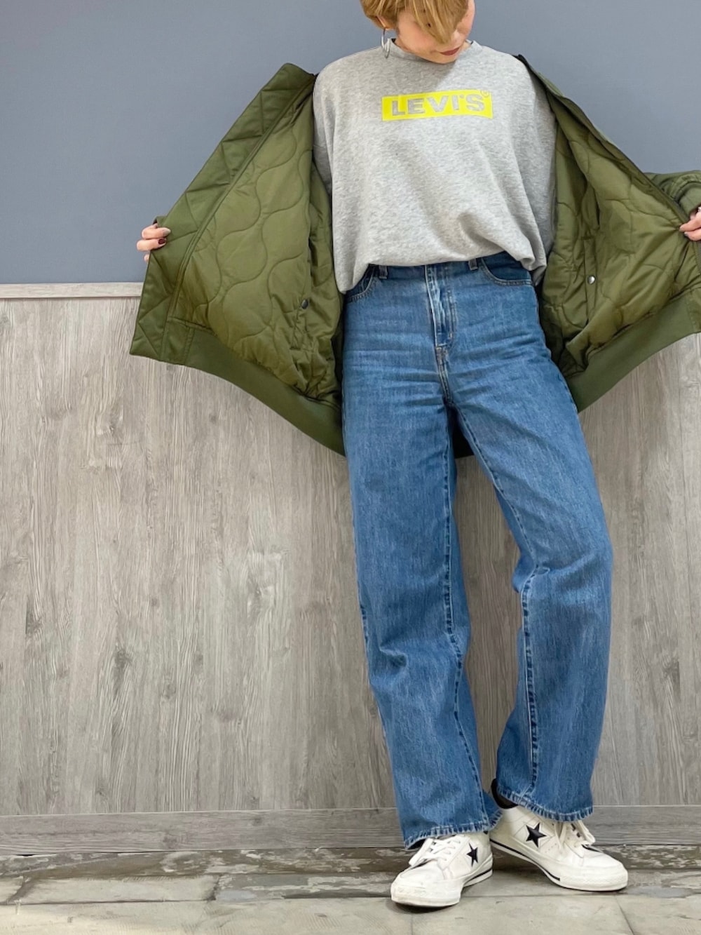 ブルー系のデニムパンツ、グリーン系のMA-1、グレー系のスウェットを着用したレディースの秋コーディネートの4枚目の写真