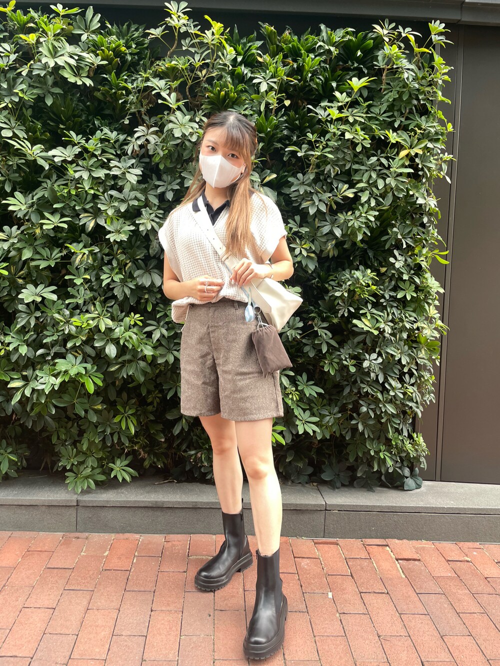 ベージュ系のトップス、ブラック系のブーツ、ブラウン系のその他パンツを着用したレディースの秋コーディネートの2枚目の写真