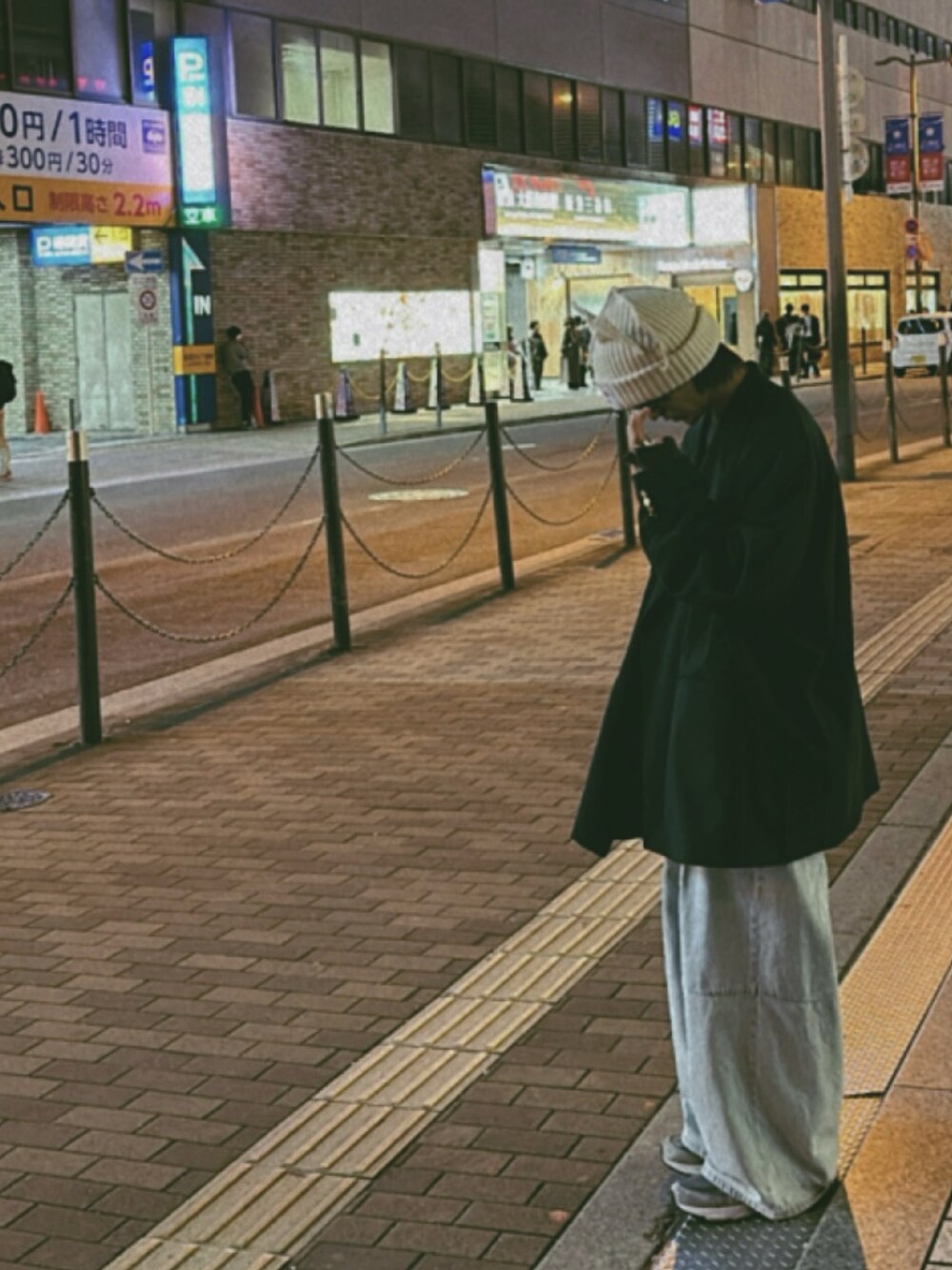 「テーラードジャケット、デニムパンツ、きれいめカジュアル、春服コーデ、紺ブレ、maisonspecial、stein、New Balance、neez.」|「Charles Jeffrey LoverboyのCHUNKY EARS BEANIE(ニットキャップ/ビーニー、ホワイト系)」を使った、つかささん(メンズ・170cm)の春コーディネートの2枚目の写真