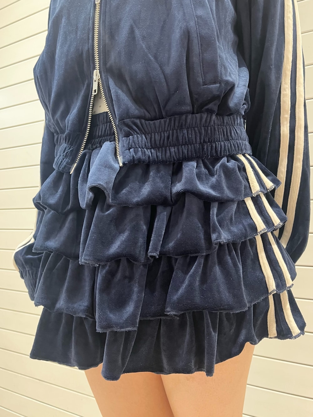 ブルー系のパーカー、ホワイト系のタンクトップ、ブルー系のスカートを着用したレディースの夏コーディネートの7枚目の写真