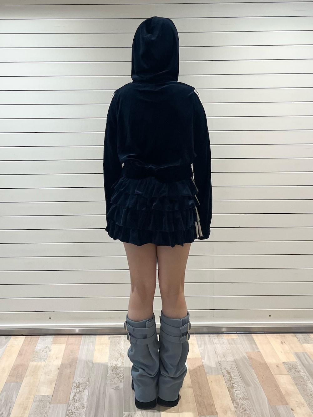 ブルー系のパーカー、ホワイト系のタンクトップ、ブルー系のスカートを着用したレディースの夏コーディネートの4枚目の写真