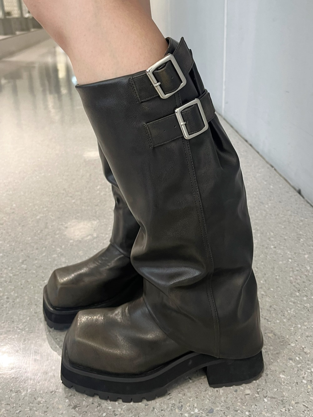 ブラウン系のパーカー、ブラウン系のスカート、ホワイト系のタンクトップを着用したレディースの夏コーディネートの5枚目の写真