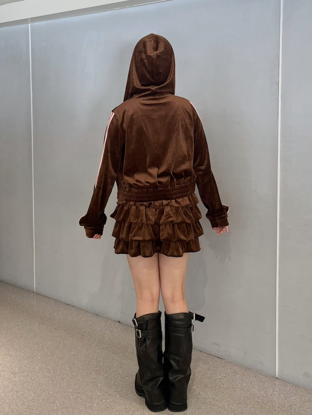 ブラウン系のパーカー、ブラウン系のスカート、ホワイト系のタンクトップを着用したレディースの夏コーディネートの3枚目の写真