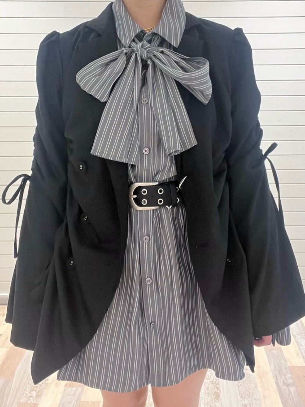 ブラック系のブーツ、ブラック系のテーラードジャケット、グレー系のシャツ/ブラウスを着用したレディースの秋コーディネートの5枚目の写真