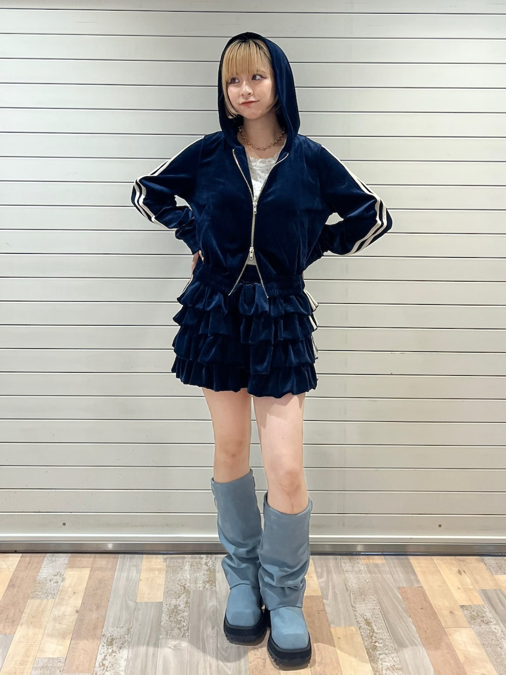 ブルー系のパーカー、ホワイト系のタンクトップ、ブルー系のスカートを着用したレディースの夏コーディネートの2枚目の写真