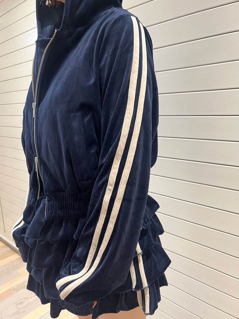 ブルー系のパーカー、ホワイト系のタンクトップ、ブルー系のスカートを着用したレディースの夏コーディネートの6枚目の写真