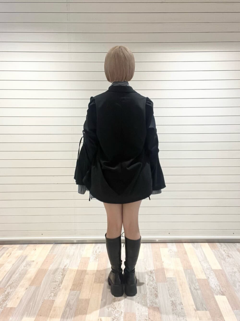 ブラック系のブーツ、ブラック系のテーラードジャケット、グレー系のシャツ/ブラウスを着用したレディースの秋コーディネートの4枚目の写真