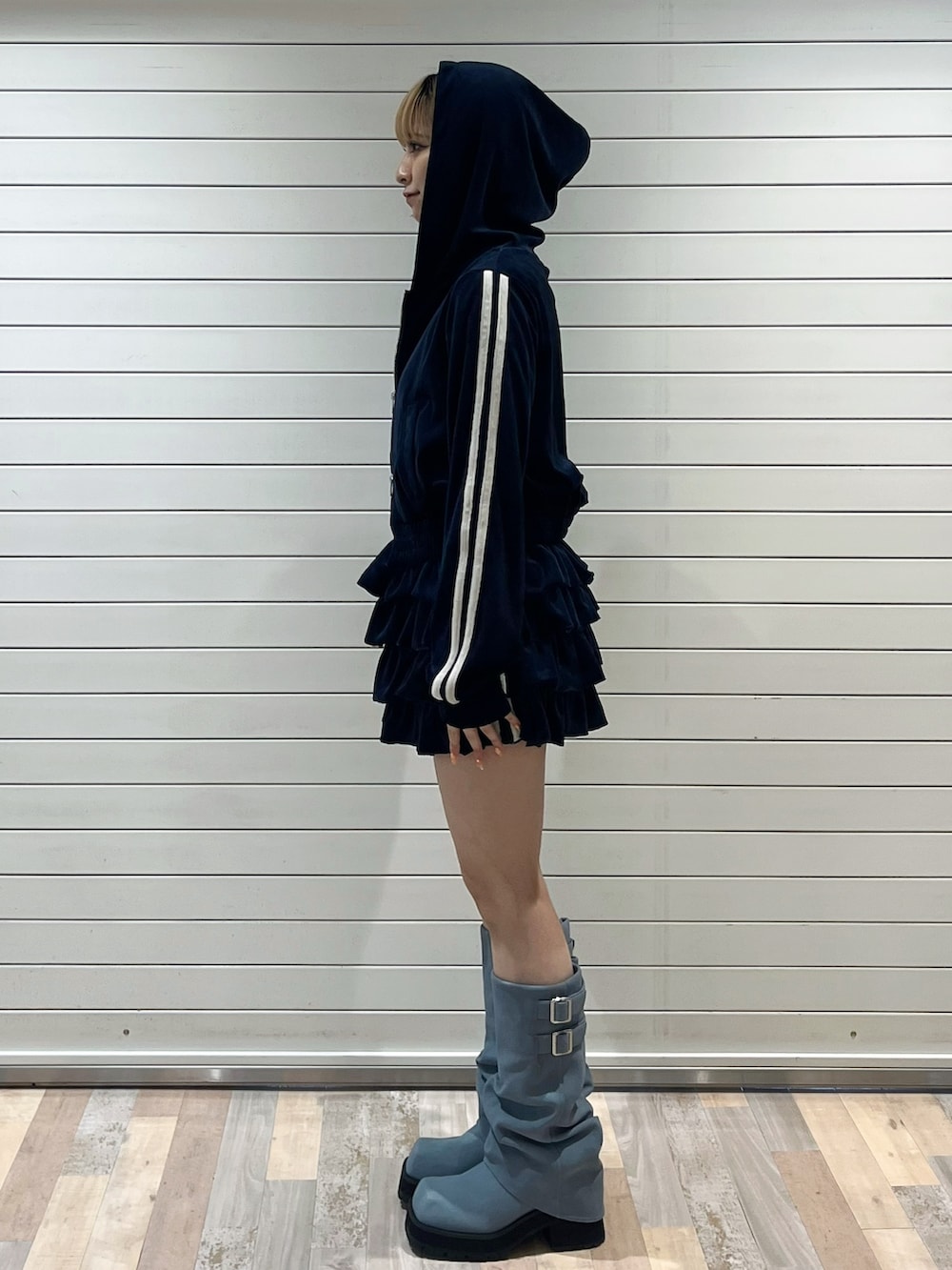 ブルー系のパーカー、ホワイト系のタンクトップ、ブルー系のスカートを着用したレディースの夏コーディネートの3枚目の写真