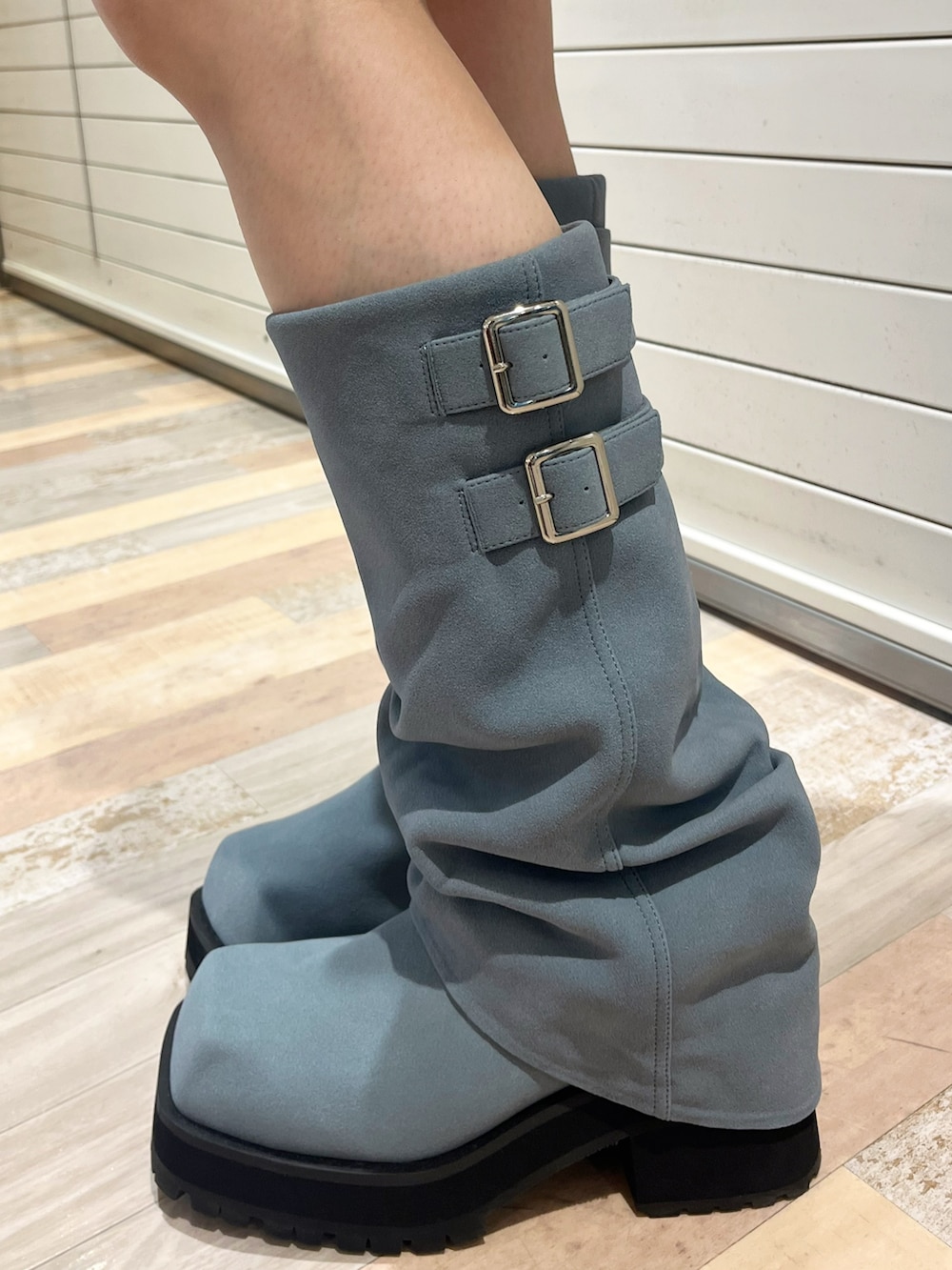 ブルー系のパーカー、ホワイト系のタンクトップ、ブルー系のスカートを着用したレディースの夏コーディネートの8枚目の写真