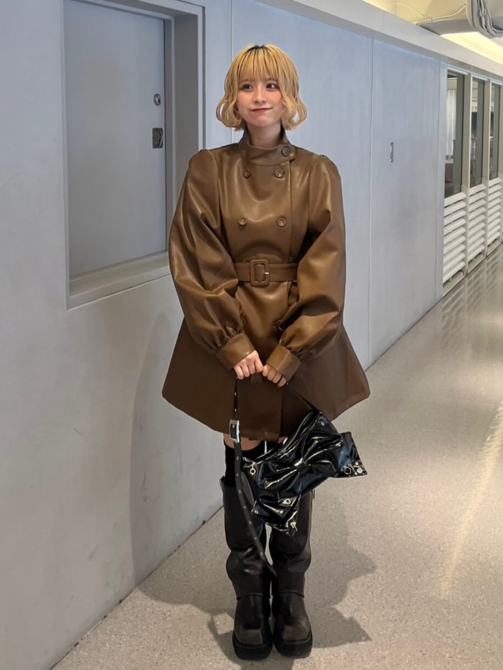 ブラック系のブーツ、ブラウン系のその他アウター、ブラック系のショルダーバッグを着用したレディースの秋コーディネートの5枚目の写真