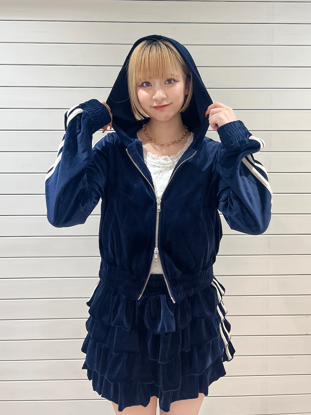 ブルー系のパーカー、ホワイト系のタンクトップ、ブルー系のスカートを着用したレディースの夏コーディネートの5枚目の写真