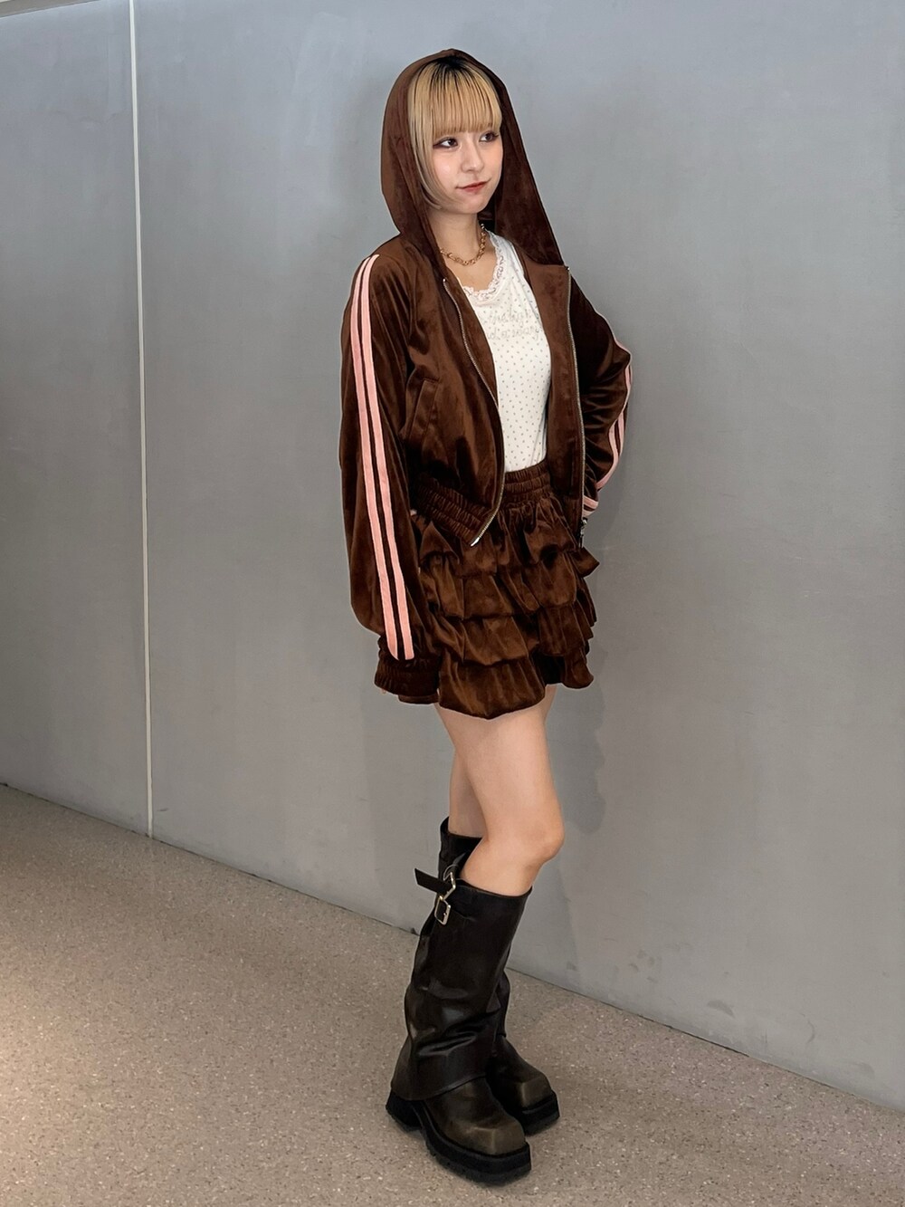 ブラウン系のパーカー、ブラウン系のスカート、ホワイト系のタンクトップを着用したレディースの夏コーディネートの2枚目の写真