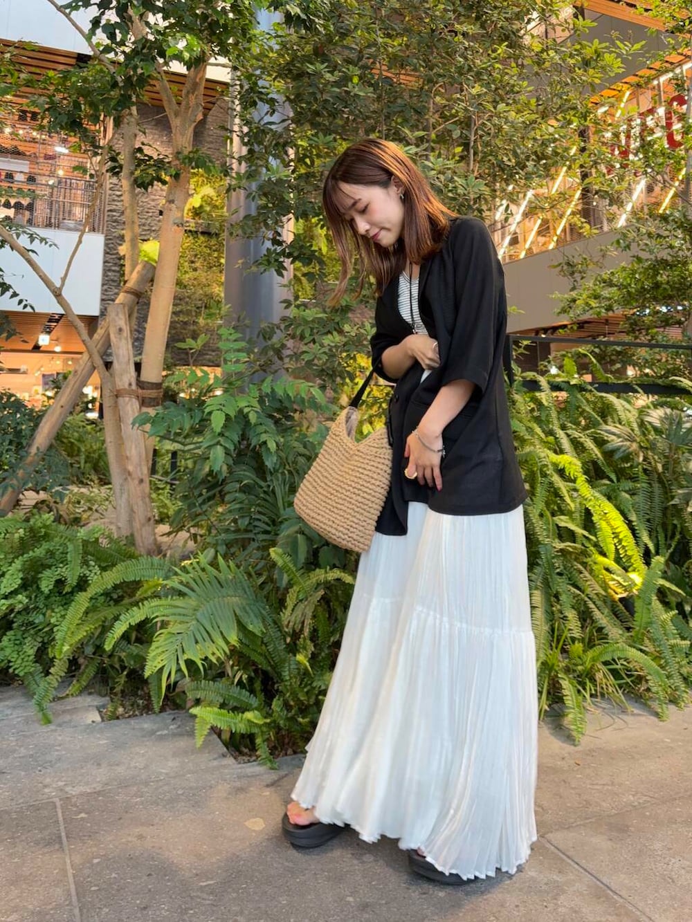 「アーバンリサーチ、Tシャツ、きれいめカジュアル、URBANRESEARCH、サンダル、低身長、OOFOS、休日スタイル、モノトーンコーデ、ジャケットコーデ、155cm、イエベ、骨格ウェーブ、下半身太め」|「RODE SKOのプチワンハンドルペーパートートバッグ(トートバッグ、イエロー系)」を使った、菜乃さん(レディース・154cm)の夏コーディネートの4枚目の写真