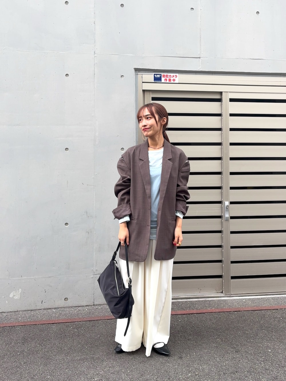 ブルー系のTシャツ/カットソー、ホワイト系のその他パンツ、ブラック系のパンプスを着用したレディースの冬コーディネートの4枚目の写真