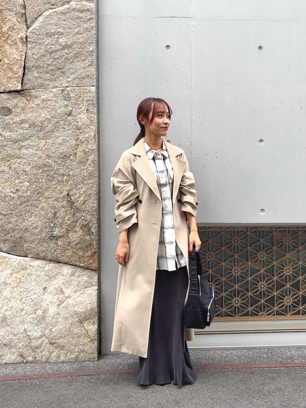 ホワイト系のシャツ/ブラウス、ベージュ系のトレンチコート、グレー系のスカートを着用したレディースの冬コーディネートの4枚目の写真