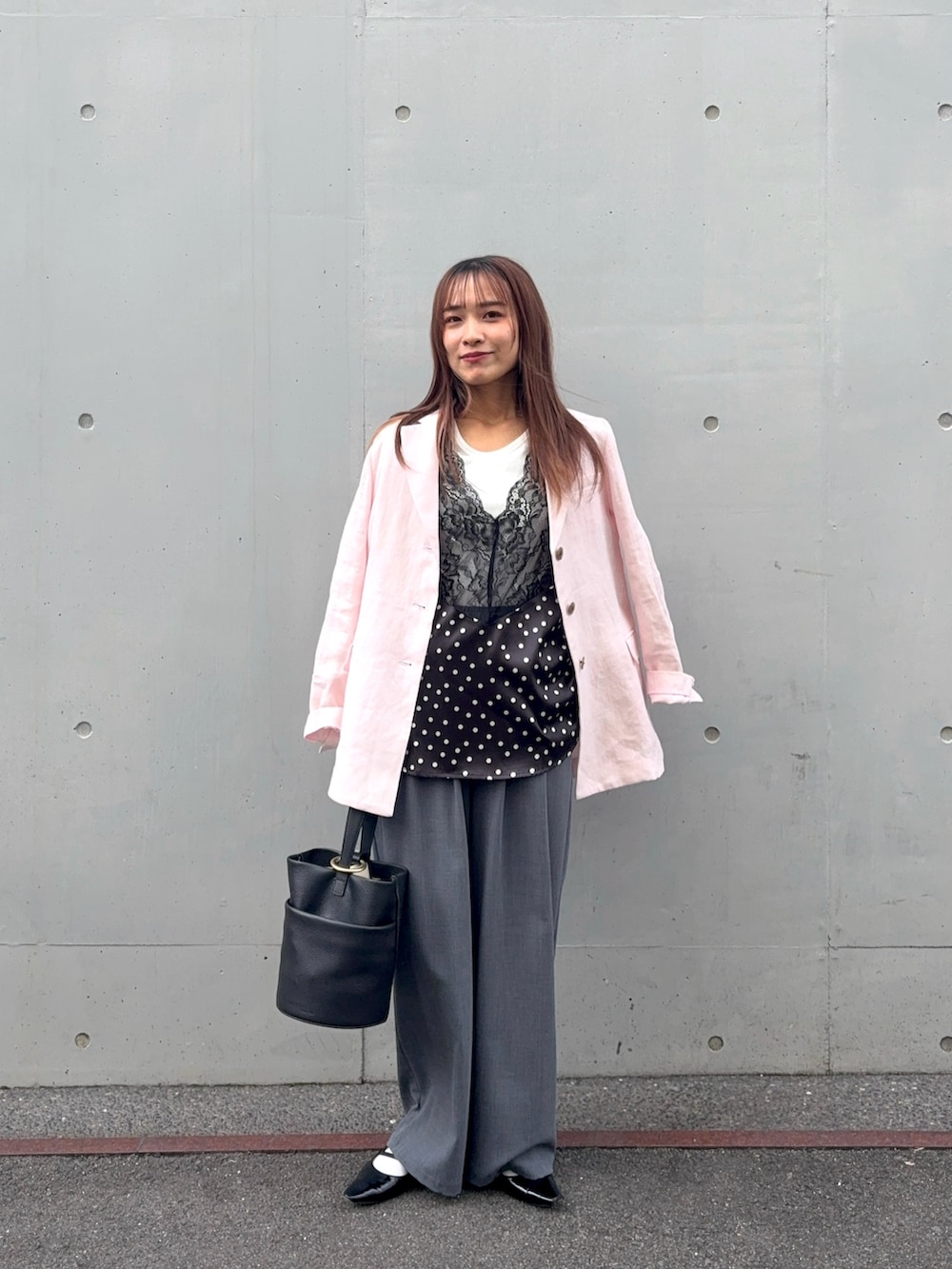 ブラック系のシャツ/ブラウス、ホワイト系のTシャツ/カットソー、ピンク系のその他アウターを着用したレディースの春コーディネートの5枚目の写真
