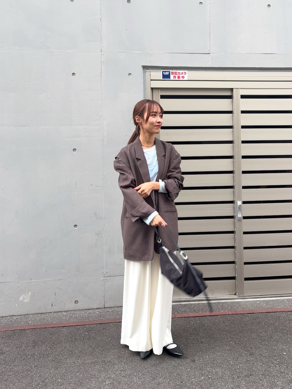 ブルー系のTシャツ/カットソー、ホワイト系のその他パンツ、ブラック系のパンプスを着用したレディースの冬コーディネートの2枚目の写真