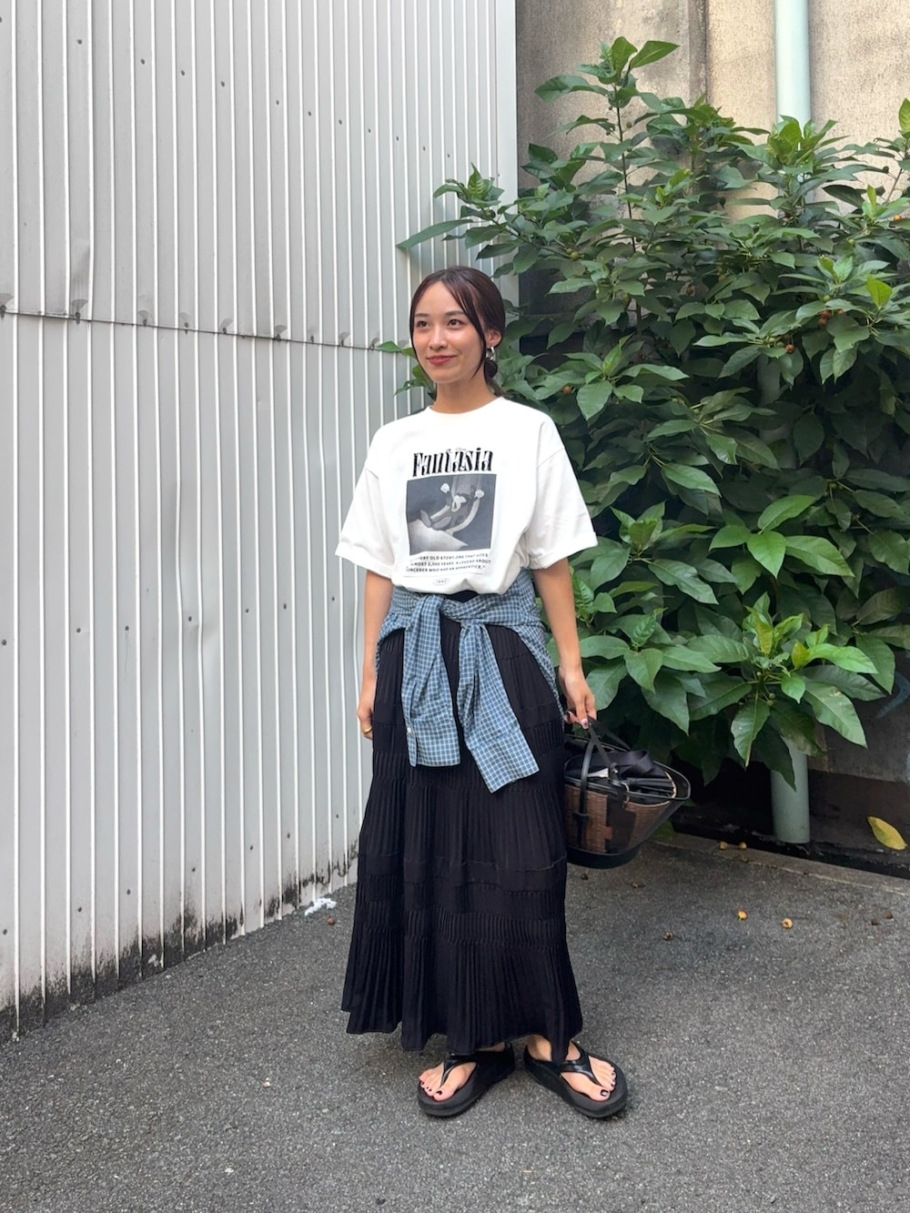 その他のTシャツ/カットソー、ブラック系のスカート、ブラック系のサンダルを着用したレディースの夏コーディネートの3枚目の写真