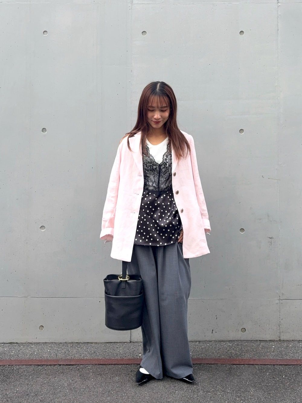 ブラック系のシャツ/ブラウス、ホワイト系のTシャツ/カットソー、ピンク系のその他アウターを着用したレディースの春コーディネートの2枚目の写真