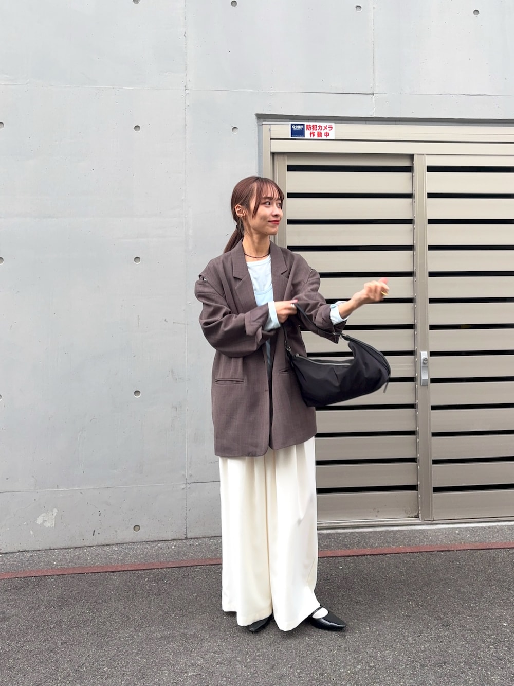 ブルー系のTシャツ/カットソー、ホワイト系のその他パンツ、ブラック系のパンプスを着用したレディースの冬コーディネートの3枚目の写真