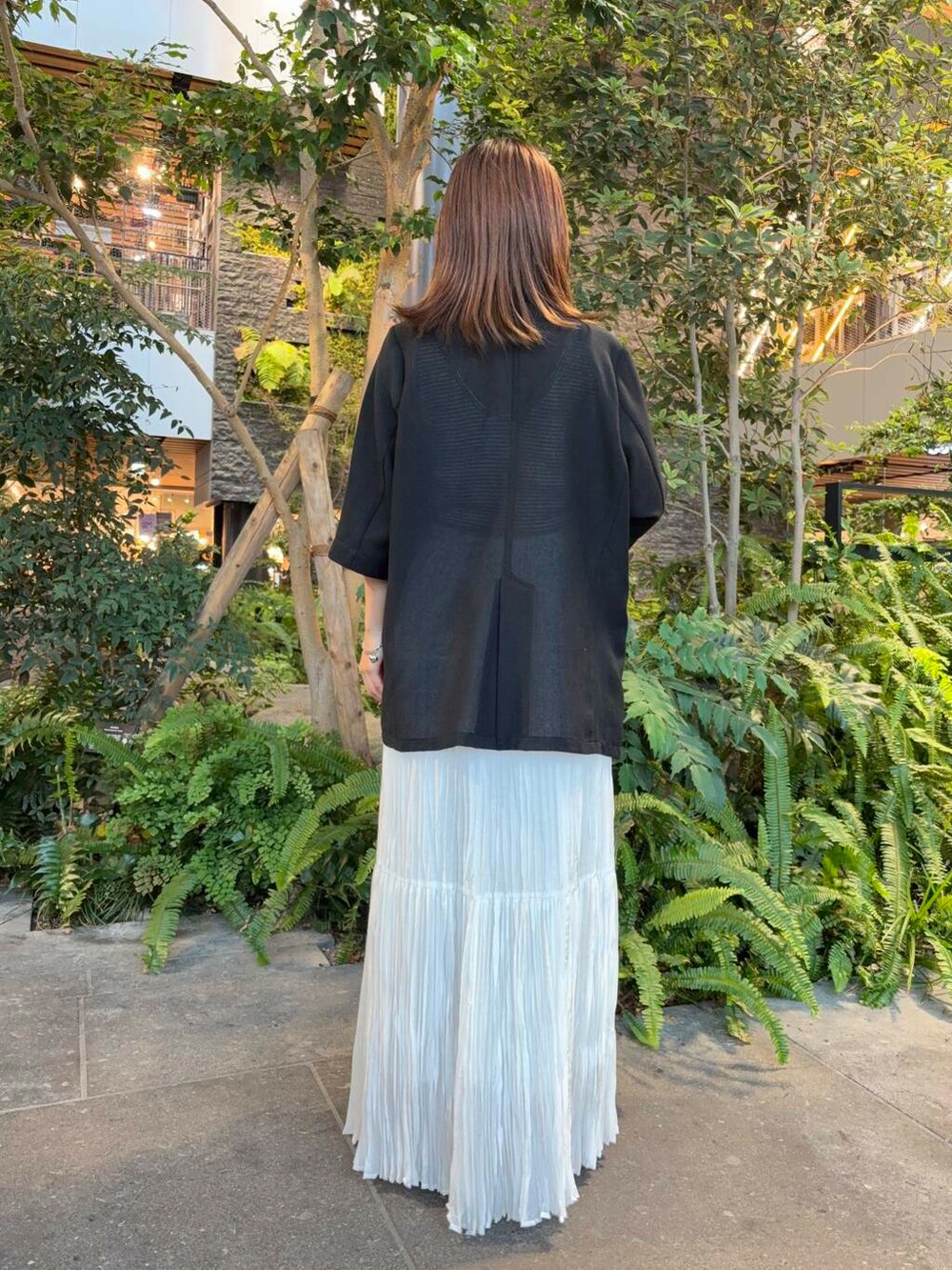 「アーバンリサーチ、Tシャツ、きれいめカジュアル、URBANRESEARCH、サンダル、低身長、OOFOS、休日スタイル、モノトーンコーデ、ジャケットコーデ、155cm、イエベ、骨格ウェーブ、下半身太め」|「RODE SKOのプチワンハンドルペーパートートバッグ(トートバッグ、イエロー系)」を使った、菜乃さん(レディース・154cm)の夏コーディネートの8枚目の写真