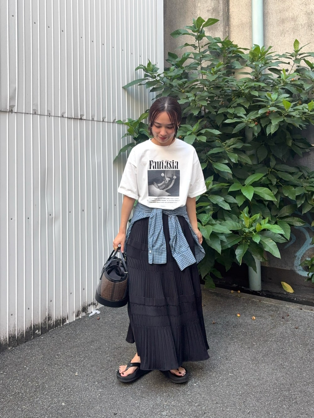 その他のTシャツ/カットソー、ブラック系のスカート、ブラック系のサンダルを着用したレディースの夏コーディネートの2枚目の写真