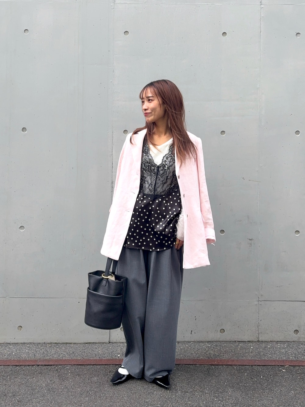 ブラック系のシャツ/ブラウス、ホワイト系のTシャツ/カットソー、ピンク系のその他アウターを着用したレディースの春コーディネートの6枚目の写真