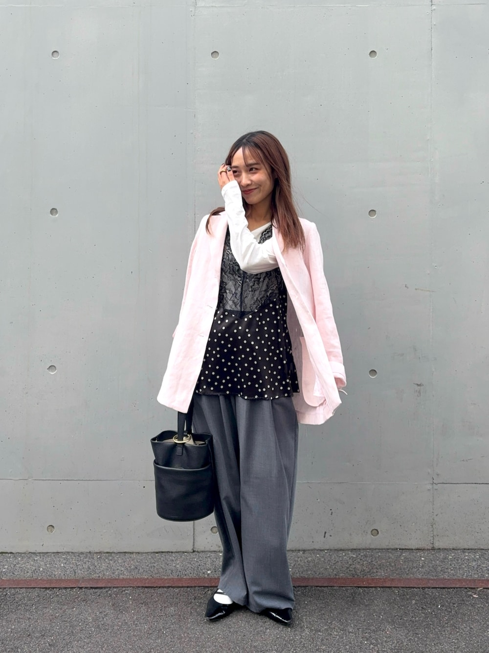 ブラック系のシャツ/ブラウス、ホワイト系のTシャツ/カットソー、ピンク系のその他アウターを着用したレディースの春コーディネートの3枚目の写真