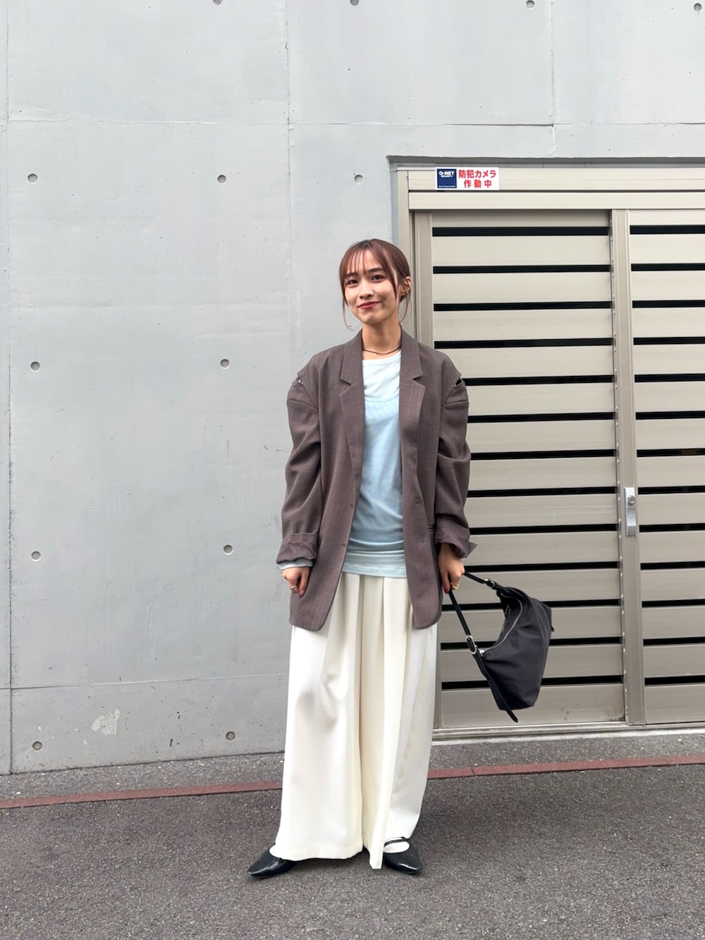 ブルー系のTシャツ/カットソー、ホワイト系のその他パンツ、ブラック系のパンプスを着用したレディースの冬コーディネートの5枚目の写真