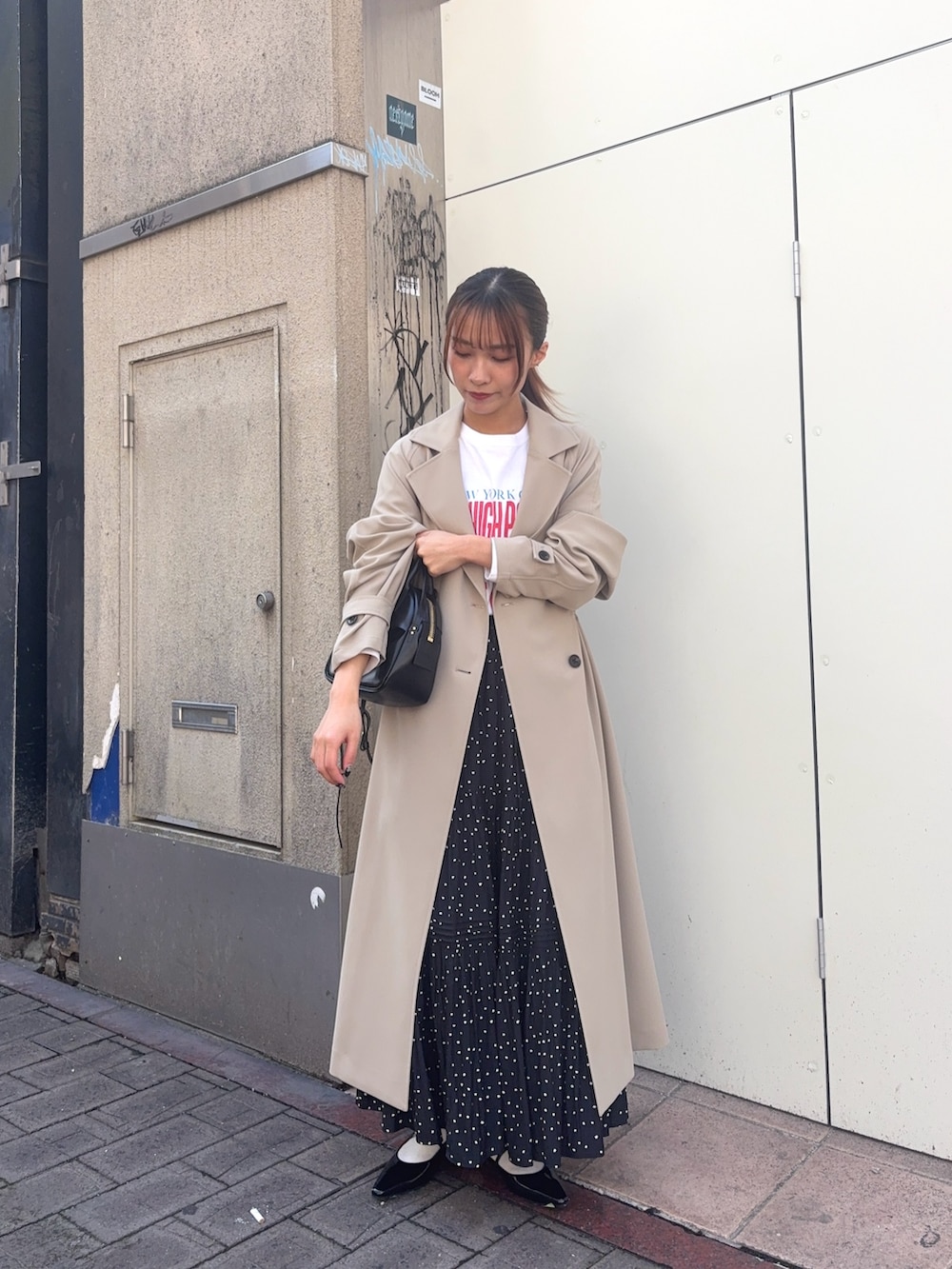 ベージュ系のトレンチコート、ホワイト系のTシャツ/カットソー、ブラック系のパンプスを着用したレディースの春コーディネートの4枚目の写真
