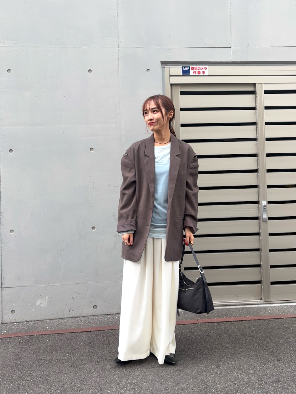 ブルー系のTシャツ/カットソー、ホワイト系のその他パンツ、ブラック系のパンプスを着用したレディースの冬コーディネートの6枚目の写真