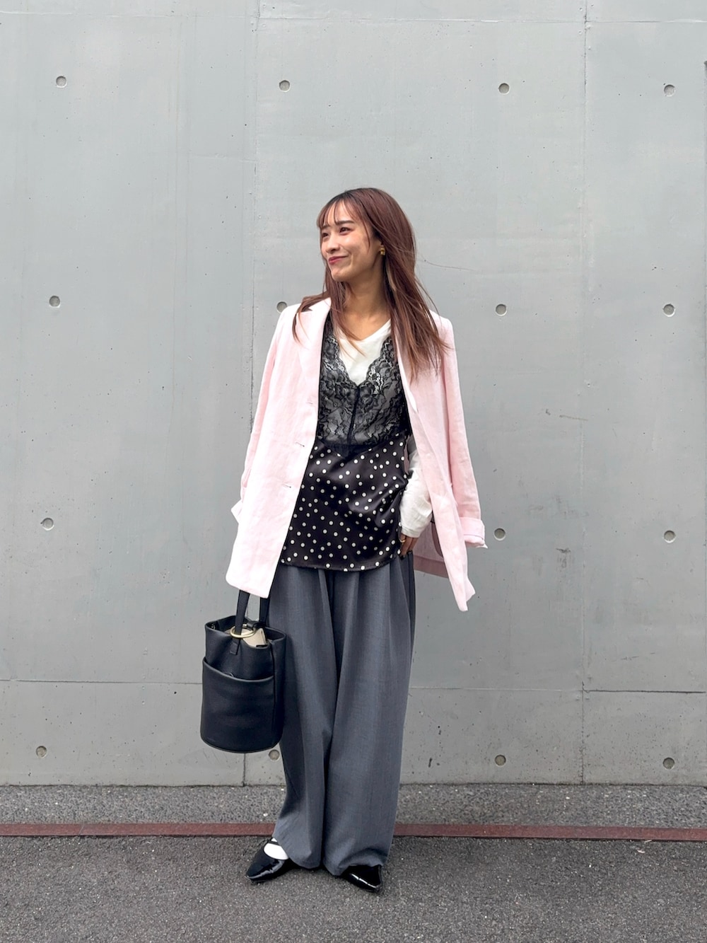 ブラック系のシャツ/ブラウス、ホワイト系のTシャツ/カットソー、ピンク系のその他アウターを着用したレディースの春コーディネートの4枚目の写真