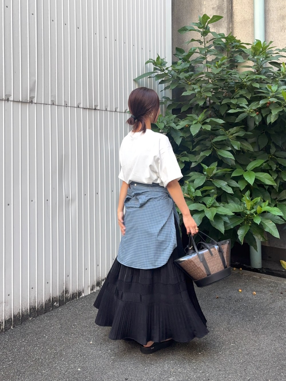その他のTシャツ/カットソー、ブラック系のスカート、ブラック系のサンダルを着用したレディースの夏コーディネートの4枚目の写真